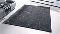 Koberec Caroli je z nejčistší přírodní vlny, ovšem zdobí jej kamínky značky Swarovski | na serveru Lidovky.cz | aktuální zprávy