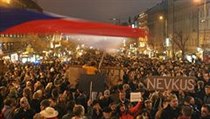 Demonstrace proti velké koalici ODS a ČSSD na pražském magistrátu | na serveru Lidovky.cz | aktuální zprávy