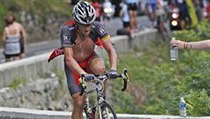 Cyklista Lance Armstrong při stoupání na legendárné Tourmalet. Jeden z postávajících fanoušků mu nabízí vodu | na serveru Lidovky.cz | aktuální zprávy