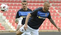 Hráči AC Sparta Praha Tomáš Řepka (vpravo) a Erich Brabec trénují před odvetným zápasem 2. předkola fotbalové Ligy mistrů proti Metalurgu Liepaja | na serveru Lidovky.cz | aktuální zprávy