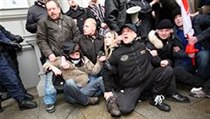 Příznivci Dělnické strany protestují proti rozpuštění strany. | na serveru Lidovky.cz | aktuální zprávy