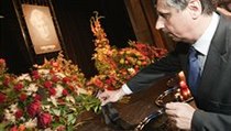 Premiér Fischer položil na jeviště růže. | na serveru Lidovky.cz | aktuální zprávy