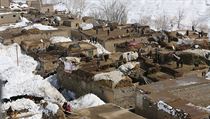 Pdy lavin v Afghnistnu: Vesniani stoj na stechch, zem je zavalen snhem