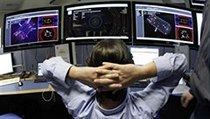 Vědci z Evropské organizace pro jaderný výzkum (CERN) sledují průběh přelomového pokusu. | na serveru Lidovky.cz | aktuální zprávy