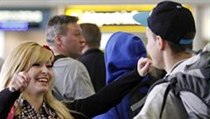 Cestující na britském letišti | na serveru Lidovky.cz | aktuální zprávy