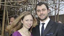 Budoucí manželé. Svatba Chelsea Clintonové s Markem Mezvinským je plánována na sobotu 31. července. Místo obřadu a slavnosti však zůstane utajeno do poslední chvíle. | na serveru Lidovky.cz | aktuální zprávy