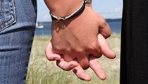 Lesbický pár v Indonésii prchá před policií deset dní (ilustrační foto) | na serveru Lidovky.cz | aktuální zprávy