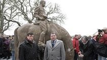 David Rath a Jiří Paroubek odhalují sochu TGM, fotograf v červené budně fotí na příkaz šéfa jeho odpůrce. | na serveru Lidovky.cz | aktuální zprávy