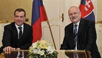Dmitrij Medveděv a Ivan Gašparovič. | na serveru Lidovky.cz | aktuální zprávy