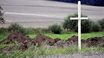 Dřevěný kříž někdo postavil v noci na středu v místě hrobu Němců u Dobronína. | na serveru Lidovky.cz | aktuální zprávy