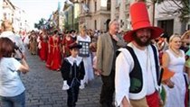 Tradiční pohádkový průvod v Jičíně, ve které kráčí i patron festivalu Jiří Lábus. | na serveru Lidovky.cz | aktuální zprávy