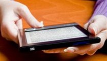Podle odborníků právě nastala éra elektronických knih, o které se už nejméně deset let mluví. Podle odborníků právě nastala éra elektronických knih, o které se už nejméně deset let mluví.