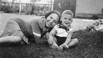 Alice v létě 1939 se synem Stephanem (1937-2001), který po válce přijal jméno Raphael. | na serveru Lidovky.cz | aktuální zprávy