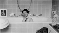 Snímek z Life, který fotografku světově proslavil, nafotil paradoxně její kolega David E. Schermann, když ji v roce 1945 zachytil při koupeli v mnichovském bytě Adolfa Hitlera. | na serveru Lidovky.cz | aktuální zprávy