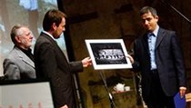 Íránský novinář Seraj Mirdamadi přebírá v zastoupení cenu Homo Homini 2009 od Šimona Pánka a Jaromíra Štětiny | na serveru Lidovky.cz | aktuální zprávy