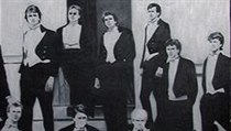 David (první zleva) Cameron ve studentských letech mezi členy prestižního Bullingdonova klubu při Oxfordské univerzitě | na serveru Lidovky.cz | aktuální zprávy