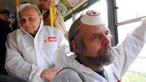 Ne základnám. Členové iniciativy se vydali na Hrad tramvají. | na serveru Lidovky.cz | aktuální zprávy