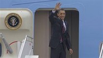 Barack Obama mává před odletem z Česka. | na serveru Lidovky.cz | aktuální zprávy