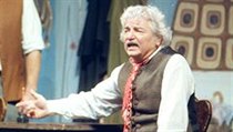 Ladislav Smoljak (uprostřed) na archivním snímku z 31. prosince 1997 ve hře divadla Járy Cimrmana Záskok, vlevo je Václav Kotek, vpravo Jaroslav Weigel. | na serveru Lidovky.cz | aktuální zprávy