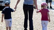 Na nábřeží bylo o víkendu rušno. Někteří se nechali zlákat k projížďce po Vltavě, jiní usedli k chlazenému pivu na palubách lodí v přístavišti. | na serveru Lidovky.cz | aktuální zprávy