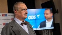 Předseda TOP 09 Karel Schwarzenberg, v pozadí premiér Petr Nečas. | na serveru Lidovky.cz | aktuální zprávy