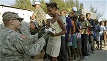 Americký voják rozděluje humanitární pomoc obětem zemětřesení na Haiti. | na serveru Lidovky.cz | aktuální zprávy