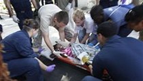 Američané se chystají přepravit zraněnou holčičku do nemocnice. | na serveru Lidovky.cz | aktuální zprávy