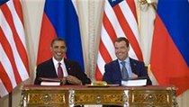Barack Obama a Dmitrij Medveděv se smějí po podpisu smlouvy o snižení jaderného arzenálu. | na serveru Lidovky.cz | aktuální zprávy