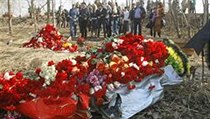 Květiny na místě havárie polského prezidentského speciálu v ruském Smolensku. | na serveru Lidovky.cz | aktuální zprávy