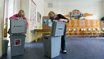 A nakonec ještě kontrola, jestli urny neobsahují něco, co nemají... | na serveru Lidovky.cz | aktuální zprávy