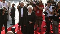 Zahájení MFF Karlovy Vary - Marek Eben a střihačka Thelma Schoonmakerová | na serveru Lidovky.cz | aktuální zprávy