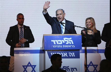 Benjamin Netanjahu oslavuje bhem vyhláení výsledk voleb