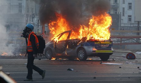 Hoící policejní auto. I tak vypadají protesty proti bance