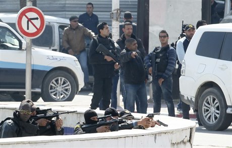 Tunití policisté zasahují proti útoníkm, kteí zadrovali rukojmí v tamjím...