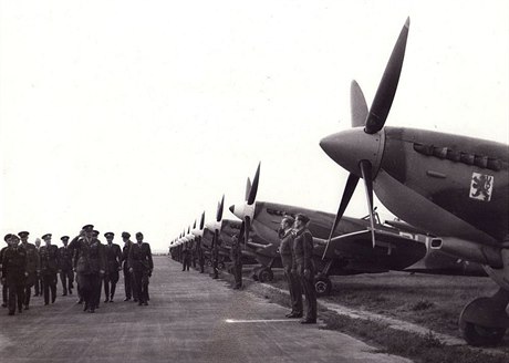 13. srpna 1945, Praha  ruzyské letit: 54 spitir s. wingu.