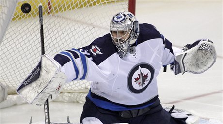 Branká Winnipegu Ondej Pavelec.