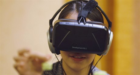 Brýle pro virtuální realitu na vdecké konferenci v Singapuru.