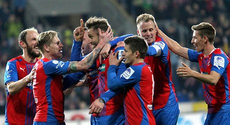Fotbalisté Plzn se radují ze vstelené branky v utkání se Slavií.