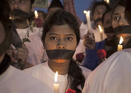 Znásilnní studentky stále vyvolává po celé Indii vlnu rozhoení a solidarity.