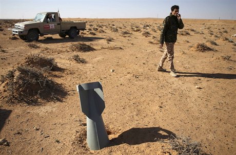 Bojovník z libyjských milicí míjí nevybuchlou stelu, kterou podle svdectví...