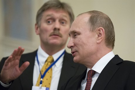 Prezident a jeho mluví: Vladimir Putin (vpravo) a Dmitrij Peskov. Za ruský...