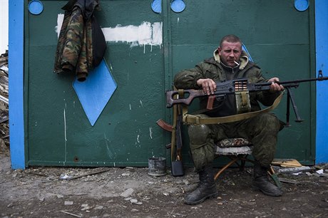 Ozbrojený proruský povstalec v Luhanské oblasti.