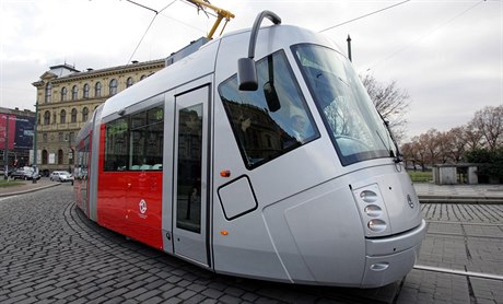 Tramvaj 14T s designem Porsche od firmy koda Transportation jezdí v Praze od...