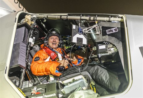 Letoun na solární pohon Solar Impulse 2 má za sebou dalí zkuební let ped...