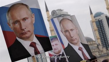 Vedou nai zemi: Ob portrty Vladimira Putina a Ramzana Kadyrova v ulicch...