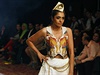 Modelka pedstavuje módní pákistánskou znaku Yellow bhem pehlídky v Karáí.