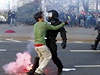 Policista zasahuje proti demonstrantovi