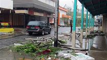 Po dn siln boue jsou ulice hlavnho msta Vanuatu pln nepodku a trosek.