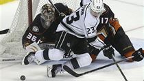 Útočník Los Angeles Kings Dustin Brown v souboji před brankářem Anaheimu Ducks... | na serveru Lidovky.cz | aktuální zprávy