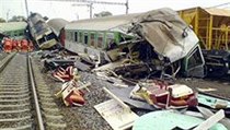 Pohled na místo železničního neštěstí ve Studénce na Novojičínsku, kde rychlík EuroCity vrazil do zříceného silničního mostu. Trosky zasáhly dva osobní vagony. | na serveru Lidovky.cz | aktuální zprávy
